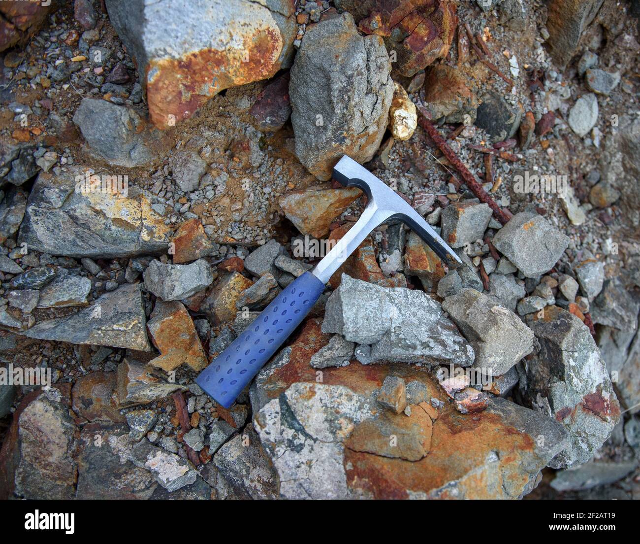 Scalpello in acciaio bordo picchio, geologo strumento su sfondo naturale rocce Foto Stock