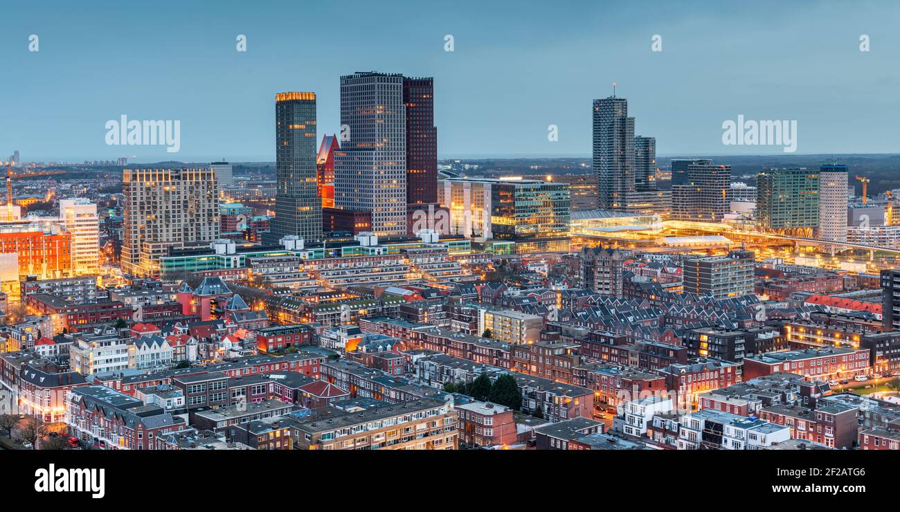 Al crepuscolo, l'Aia, lo skyline del centro della città dei Paesi Bassi. Foto Stock