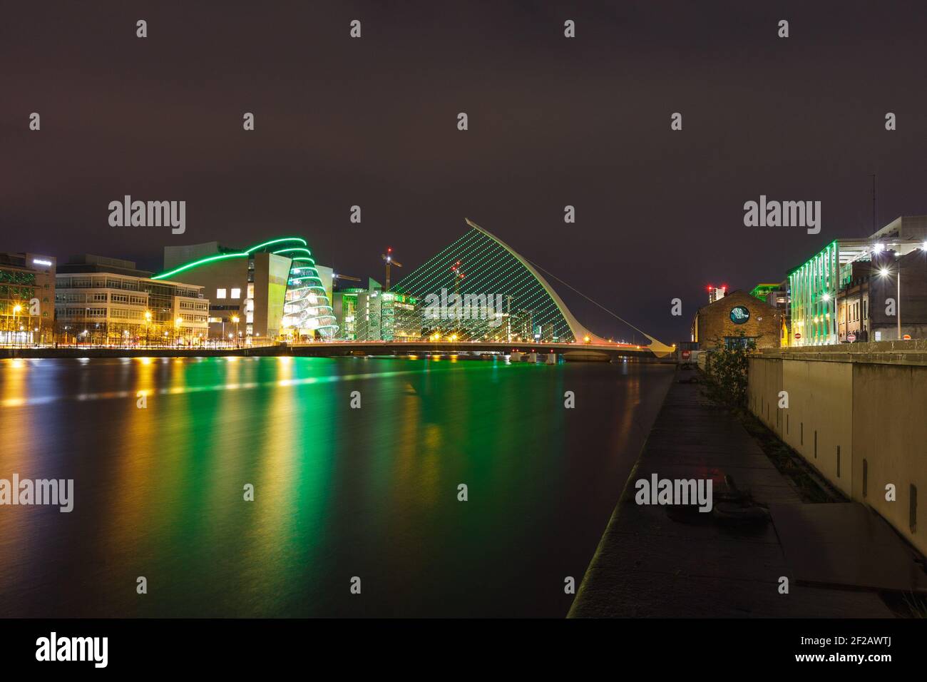 Il ponte Samuel Beckett va al festival verde di St Patrick, Dublino, Irlanda, n. mondiale di verde Foto Stock