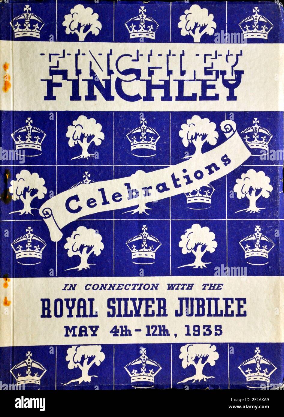 La copertina del libro: 'FINCHLEY FESTEGGIAMENTI ROYAL SILVER JUBILEE 4-12 maggio 1935 questo manuale ufficiale di souvenir è stato pubblicato dal Comitato Finchley Burgesses. E' stato un programma di 132 pagine di celebrazioni a Finchley, Londra, Inghilterra, Regno Unito, per celebrare il Giubileo d'Argento reale di Re Giorgio V. Foto Stock