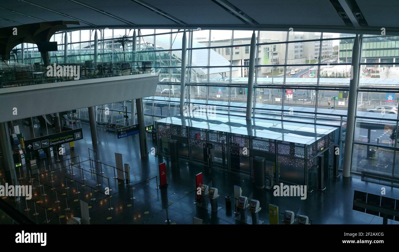 Dublino, Co. Dublino, Irlanda - Gennaio 16 2021: Terminal 2 dell'aeroporto di Dublino, spazi vuoti, nessuna gente durante il blocco del virus corona, Termin dell'aeroporto desertato Foto Stock