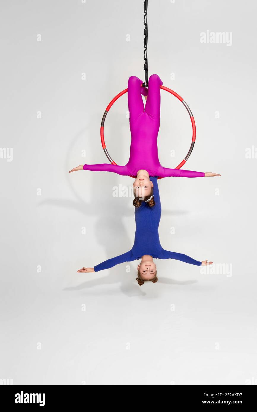 due bambine mostrano una performance acrobatica su un cerchio aereo.  acrobata aerea Foto stock - Alamy