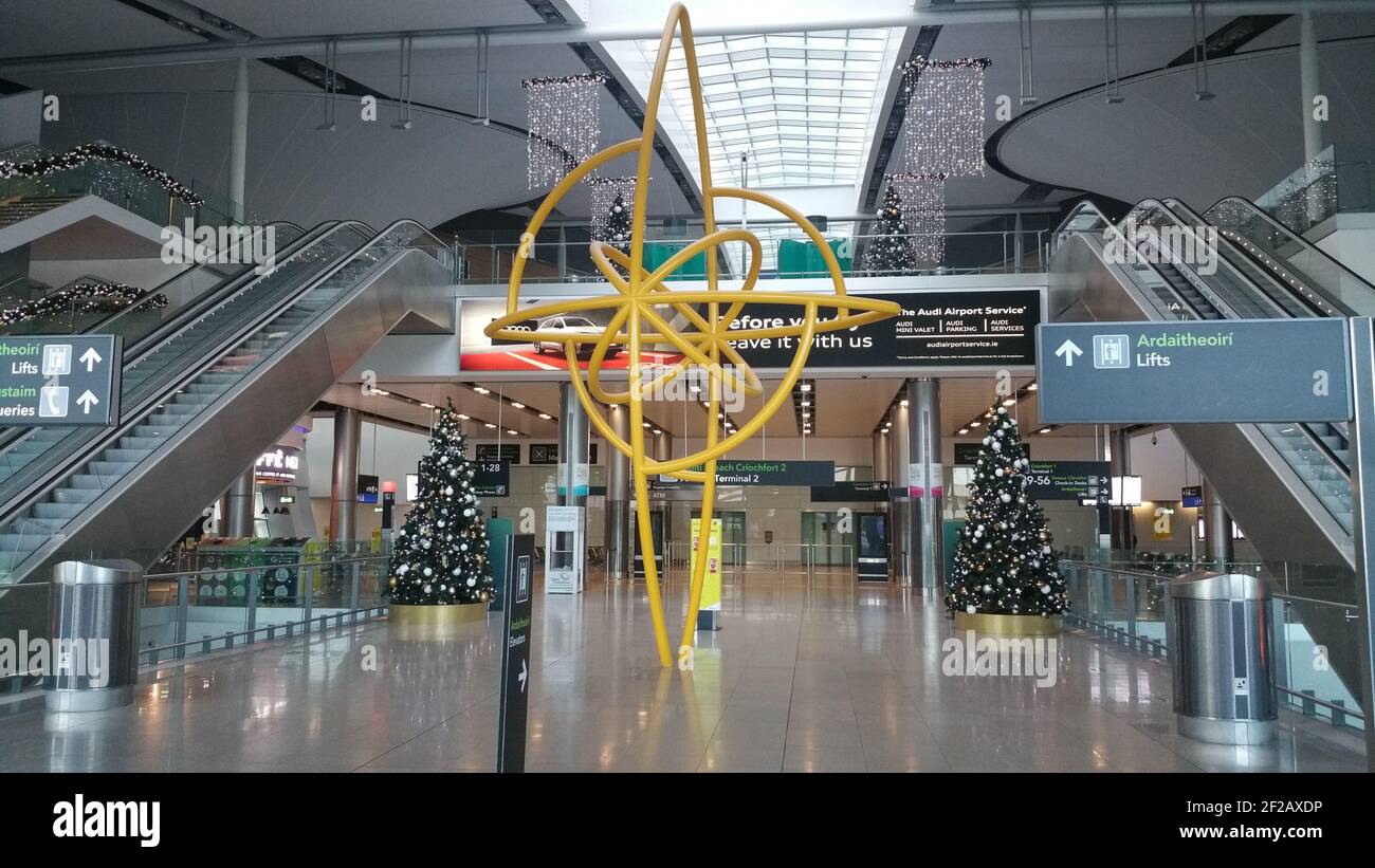 Dublino, Co. Dublino, Irlanda - Gennaio 16 2021: Terminal 2 dell'aeroporto di Dublino, spazi vuoti, nessuna gente durante il blocco del virus corona, Termin dell'aeroporto desertato Foto Stock