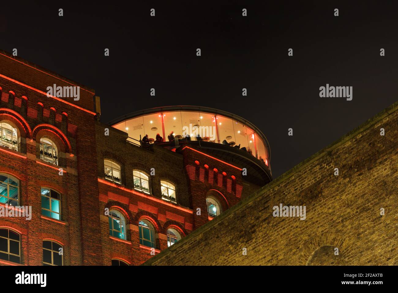 Guinness Gravity Bar di notte con splendida illuminazione rossa, architettura moderna e antica combinata, bar sul tetto, vista a 360 gradi, riprese notturne, Foto Stock