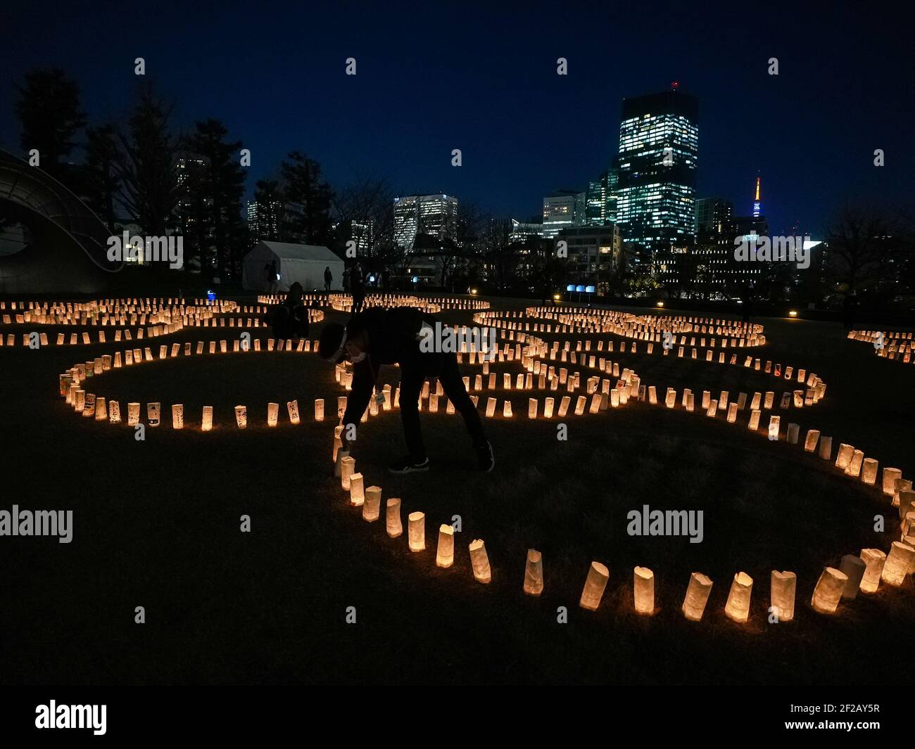 Tokyo, Giappone. 11 Marzo 2021. La gente guarda le lanterne di carta illuminate per le vittime del terremoto e dello tsunami del Giappone del 11 marzo 2011 durante il decimo anniversario dal disastro. Credit: AFLO/Alamy Live News Foto Stock