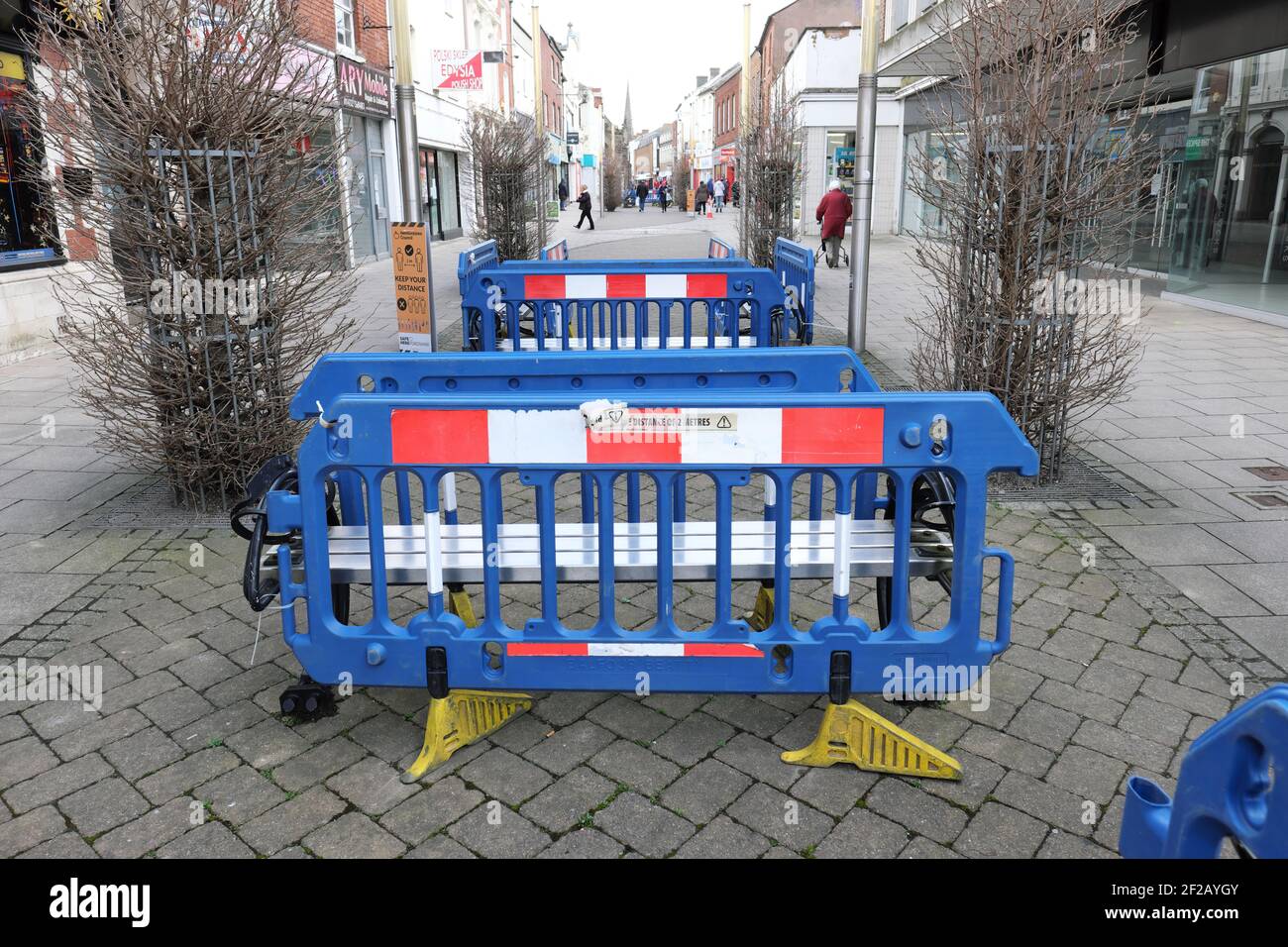 Covid Lockdown Britain - panchine pubbliche bloccate fuori bu locale Autorità per fermare le persone che persistono Hereford UK marzo 2021 Foto Stock