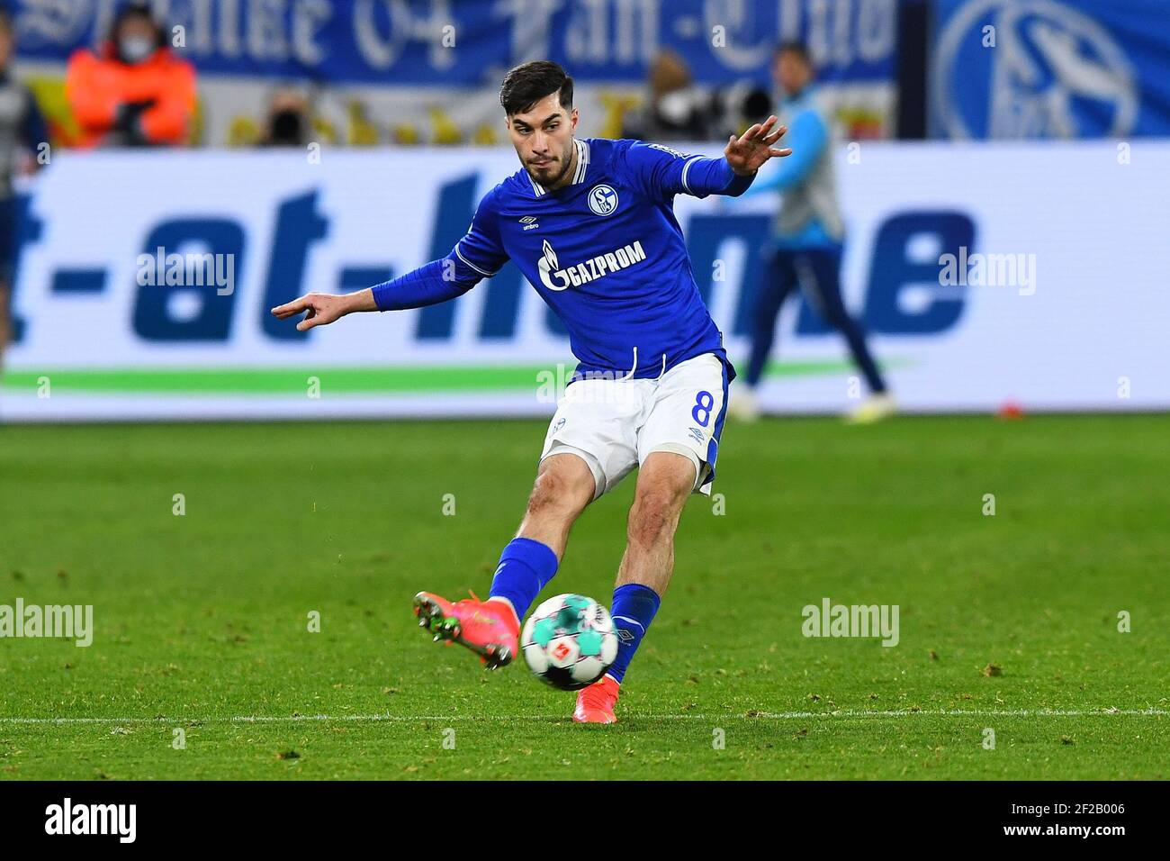 Gelsenkirchen Germania, 05.03.2021, Calcio: Bundesliga stagione 2020/21, giorno di festa 24, FC Schalke 04 (S04, blu) vs FSV Mainz 05 (FSV, rosso) - Suat Serdar ( Schalke ) le normative DFL vietano qualsiasi uso di fotografie come sequenze di immagini e/o quasi-video. Foto: Roy Gilbert / Revierfoto / piscina via kolvenbach Foto Stock