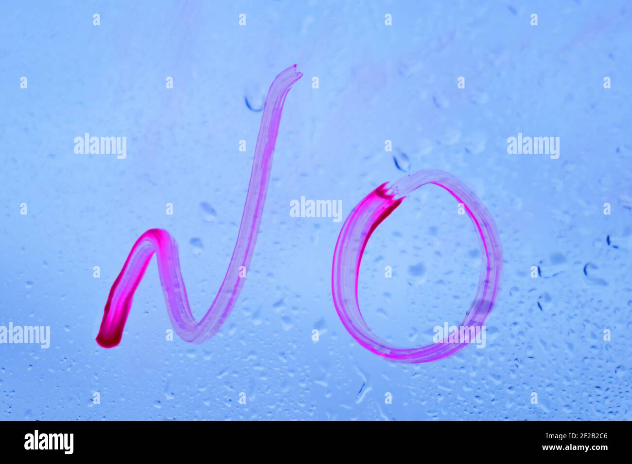 "No" viene scritto sul riquadro della finestra. Vetro con gocce di pioggia sulla finestra autunnale Foto Stock
