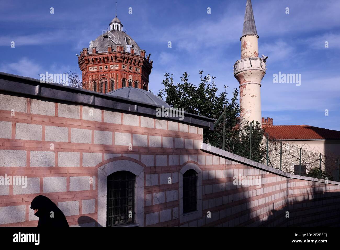 Istanbul, Turchia : cupola della Scuola Greco Ortodossa di Fener e minareto, a Fener, Istanbul, Turchia Foto Stock