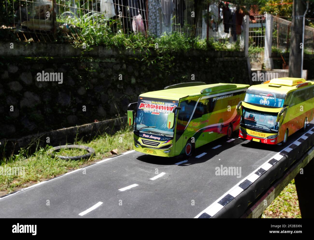 Bogor, Indonesia. 8 marzo 2021. Replica in miniatura 3D-stampato indonesiano bus papercraft a Bogor, Indonesia il 8 marzo 2021. (Foto di Adrian Adi/INA Photo Agency/Sipa USA) Credit: Sipa USA/Alamy Live News Foto Stock