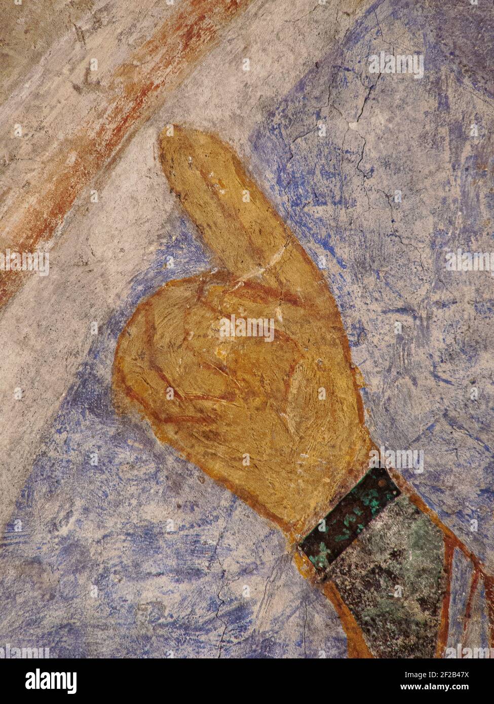 Un murale romanico della mano benedicente di Cristo con un braclet di rame nero, Övraby, Svezia, 6 novembre 2009 Foto Stock