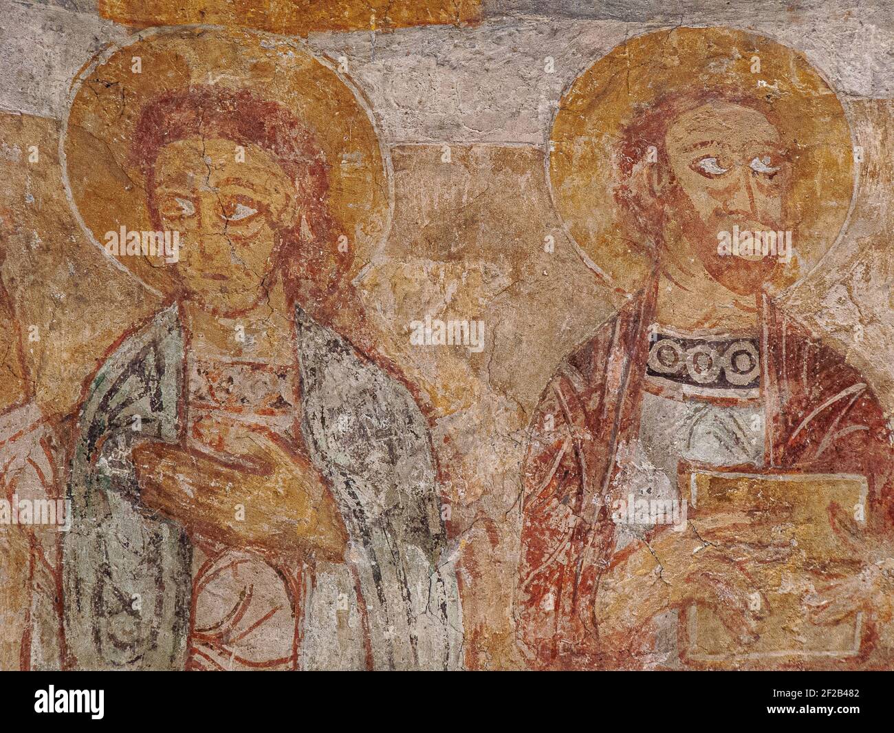 San Giovanni evangelista come giovane senza barba e san Paolo con un libro, pittura romanica del 1100 nella chiesa di Övraby, Svezia, 6 novembre Foto Stock