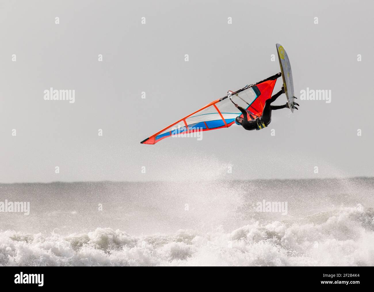 Garriluca, Cork, Irlanda. 11 Marzo 2021. Dopo una tempesta notturna, un winsurfer si avvantaggia degli alti venti e dei mari ruvidi a Garrylucas, Co. Cork, Irlanda. - credito; David Creedon / Alamy Live News Foto Stock