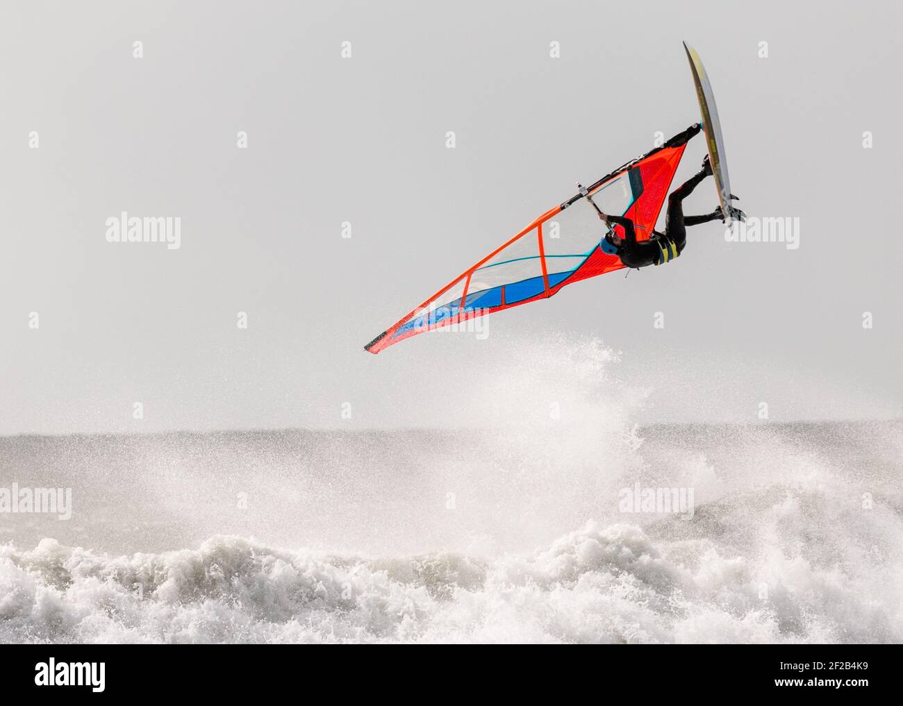 Garriluca, Cork, Irlanda. 11 Marzo 2021. Dopo una tempesta notturna, un winsurfer si avvantaggia degli alti venti e dei mari ruvidi a Garrylucas, Co. Cork, Irlanda. - credito; David Creedon / Alamy Live News Foto Stock