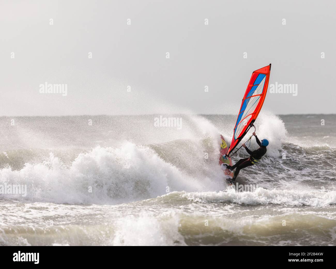 Garriluca, Cork, Irlanda. 11 Marzo 2021. Dopo una tempesta notturna, un winsurfer si avvantaggia degli alti venti e dei mari ruvidi a Garrylucas, Co. Cork, Irlanda. - credito; David Creedon / Alamy Live News Foto Stock
