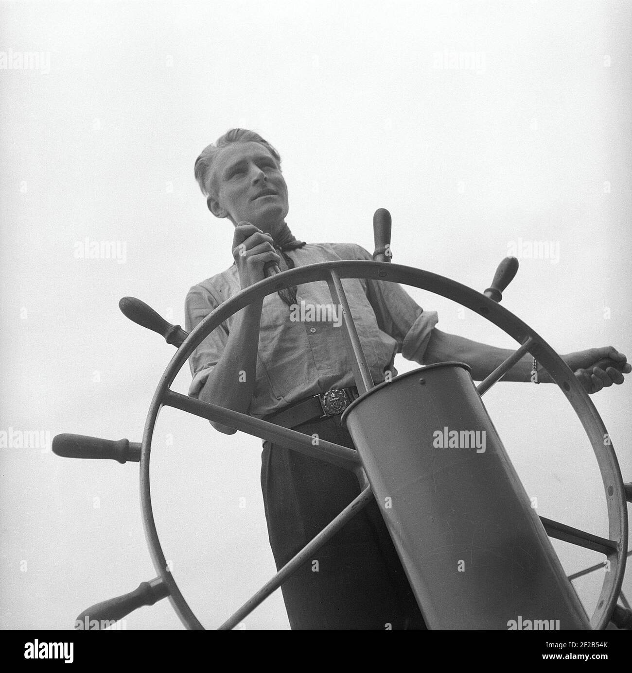 Uomo degli anni '40. Il più giovane capitano di mare in Svezia 1942 Martin Nyblom, 21 anni. Nella figura, sul volante. Svezia 1942 rif A38-5 Foto Stock