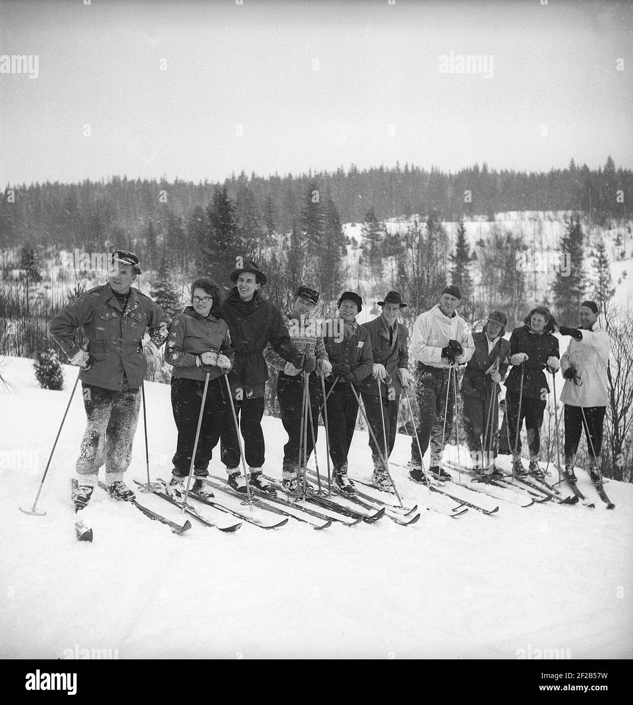 Inverno negli anni '40. Un gruppo di persone su sci vestito in modo diverso ma in tipici abiti esterni anni '40. Svezia 1947. Rif. Kristoffersson AA30-10 Foto Stock