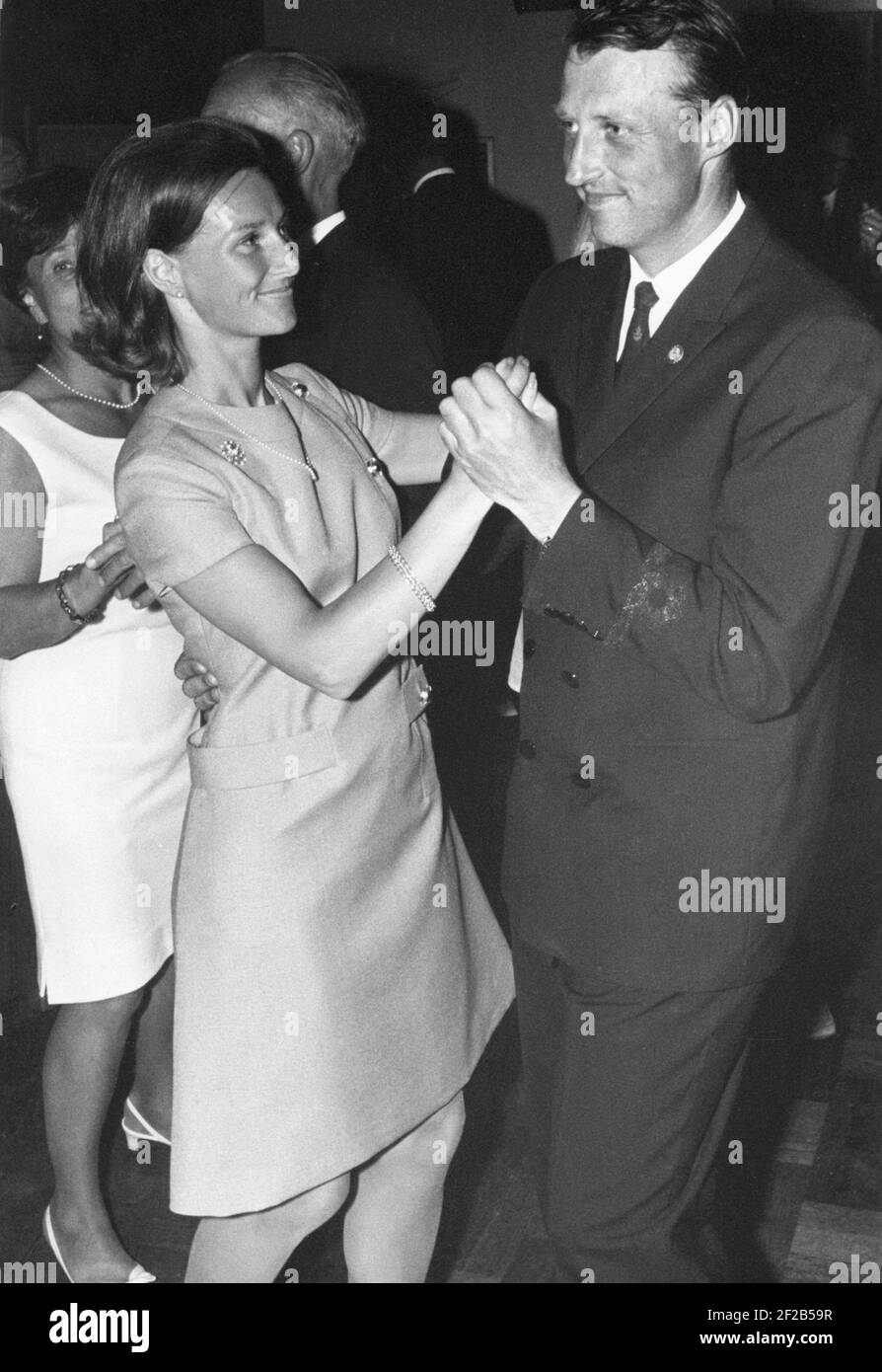 Re Harald di Norvegia. Raffigurato quando è principe della corona con sua moglie Sonja che balla 1968 Foto Stock