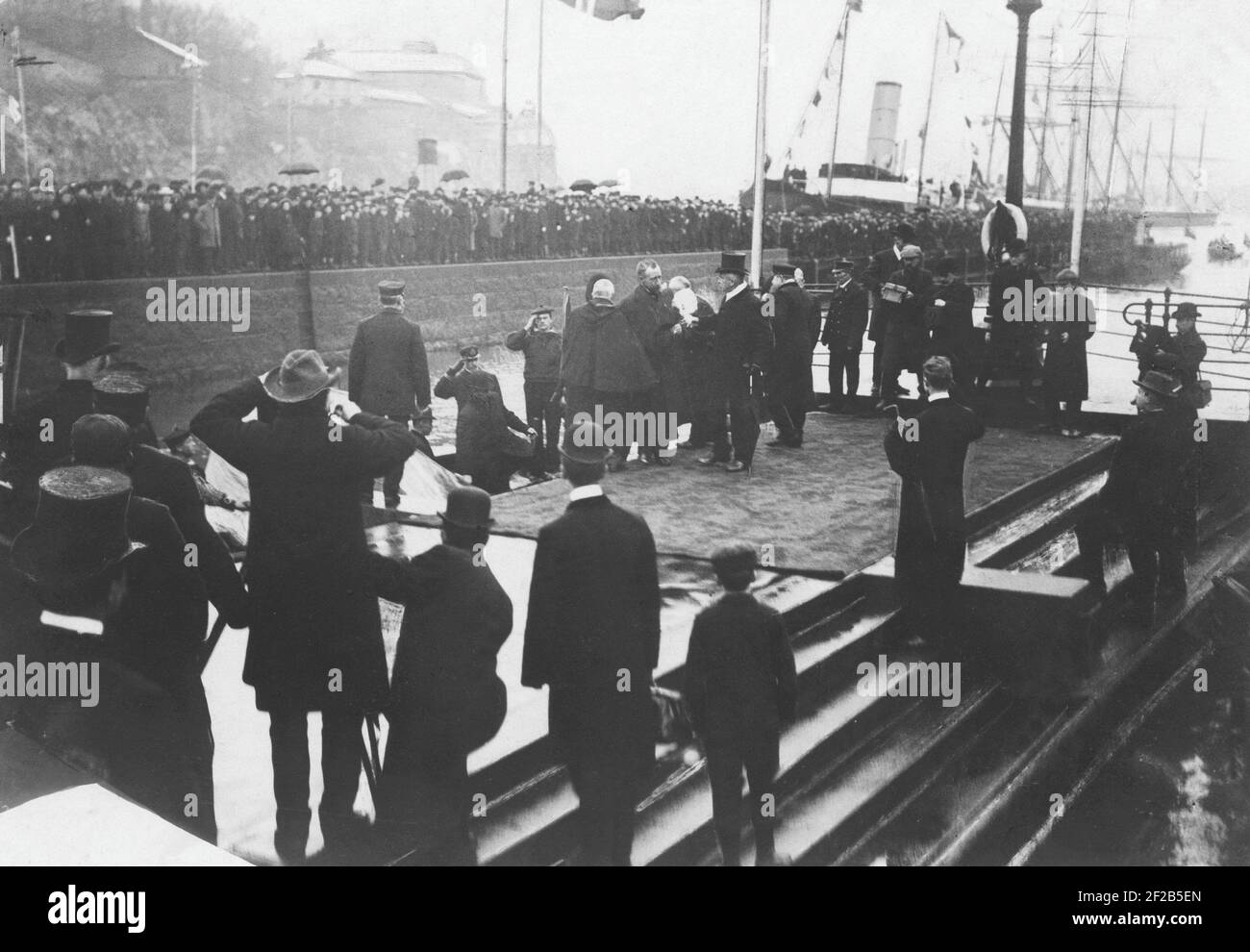 Roald Amundsen. esploratore polare norvegese. 1872-1928. Qui è stato ricevuto come un eroe quando è tornato a Kristiania (Oslo) ed è stato accolto dal professor Yngvar Nielsen. Amundsen sta tornando dalla sua spedizione iniziata nel 1903 che lo ha portato attraverso il passaggio nord-ovest con la nave Gjøa. La spedizione è stata un successo e per la Norvegia recentemente indipendente questo è stato un grande evento. Dicembre 1906 Foto Stock