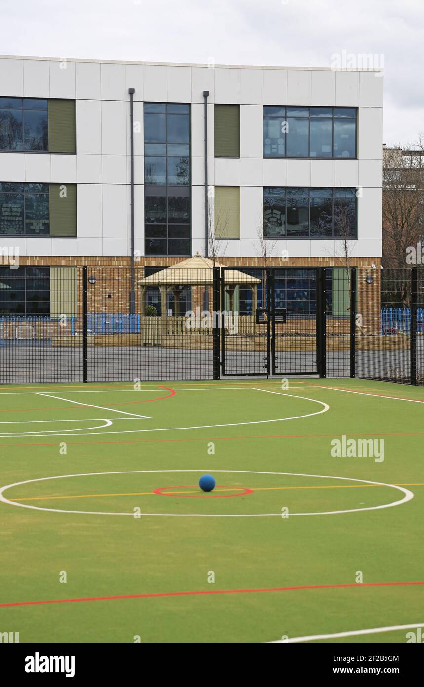 Scuola primaria ricostruita di recente a Stockwell, a sud di Londra, Regno Unito. Vista esterna che mostra il parco giochi e gli spazi ricreativi. Foto Stock