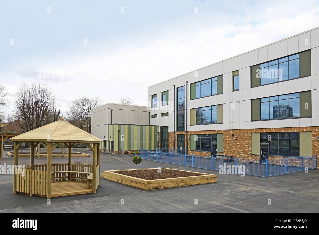 Scuola primaria ricostruita di recente a Stockwell, a sud di Londra, Regno Unito. Vista esterna che mostra il parco giochi e gli spazi ricreativi. Foto Stock