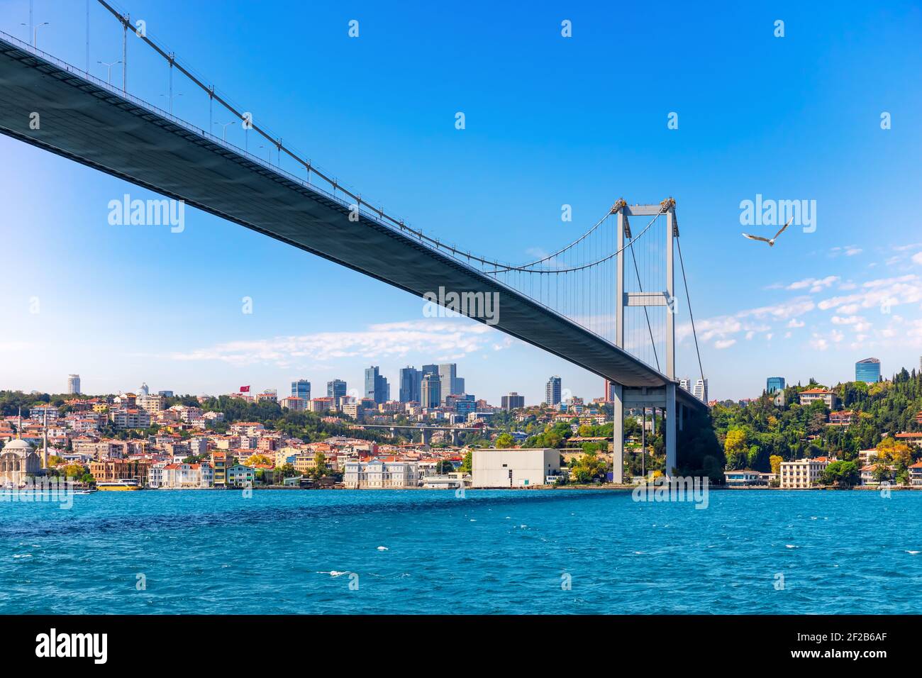 Il Ponte sul Bosforo e la moderna vista di Istanbul Foto Stock