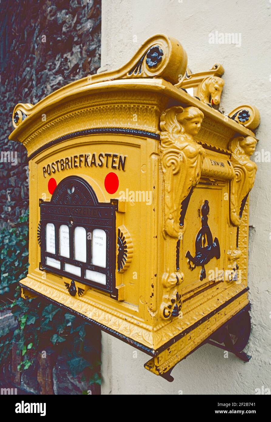 Cochem, Germania. Una rara postbox tradizionale sopravvissuta in questa piccola città della Mosella (Mosel). Foto Stock