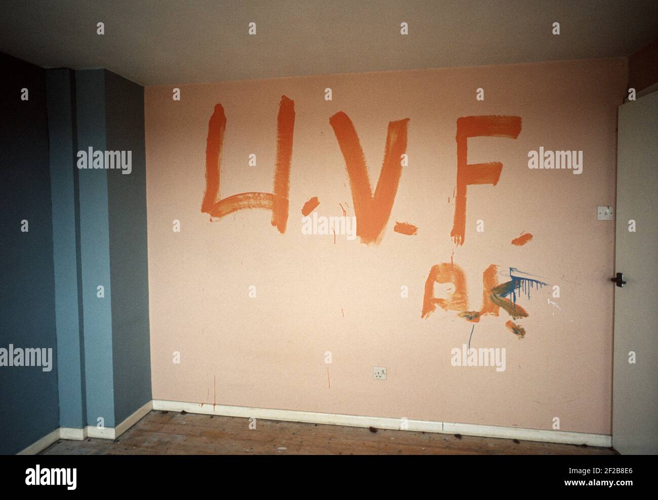BELFAST, REGNO UNITO - APRILE 1974. UVF, Ulster Volunteer Force Graffiti in Casa recentemente abbandonato durante i problemi, Irlanda del Nord, anni 70 Foto Stock