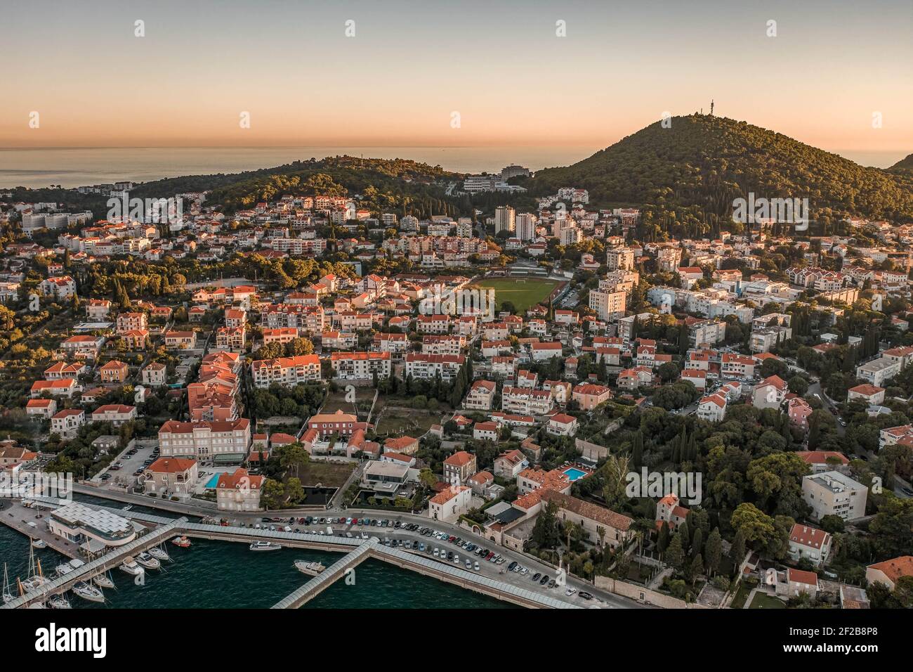 Drone aereo di Babin Kuk Hill a Dubrovnik in Croazia tramonto estivo Foto Stock