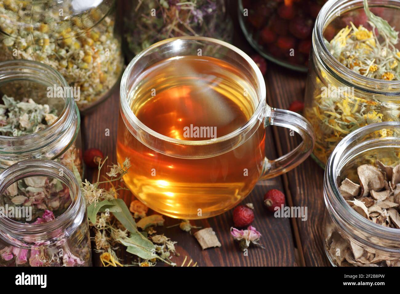 Tè alle erbe e vasetti con erbe aromatiche secche: Camomilla, tiglio, calendula, burdock, rosehips e fiori, closeup, copia spazio, naturopatia e natu Foto Stock