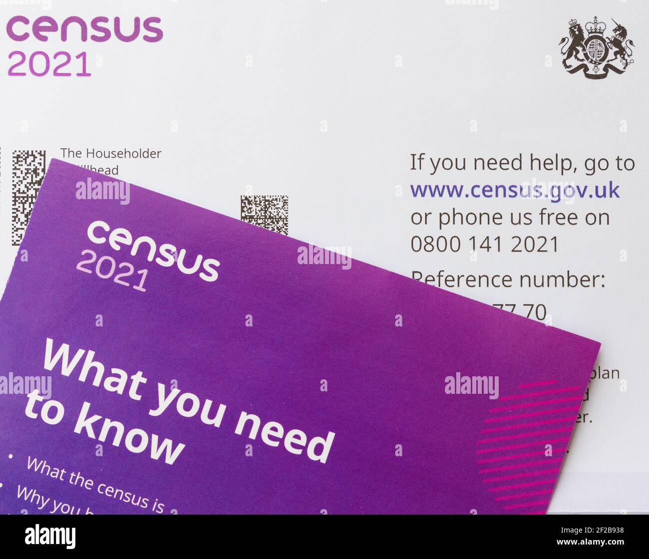 Opuscolo e lettera inviati alle famiglie britanniche contenenti un codice di accesso per completare online il censimento del Regno Unito 2021. Foto Stock