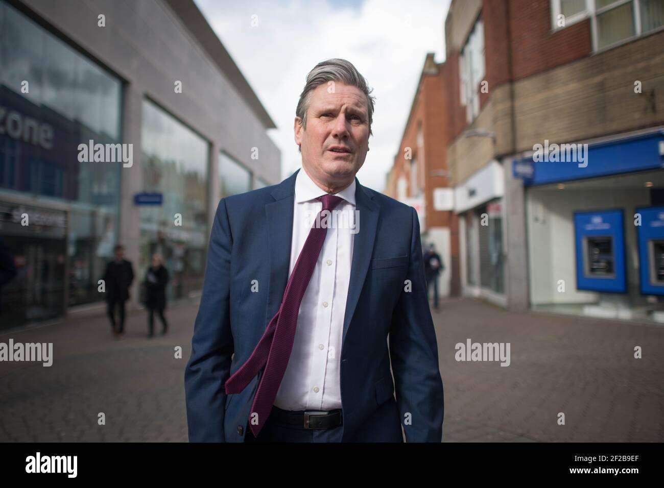 Il leader del lavoro Sir Keir Starmer cammina per il centro di Crawley, West Sussex, dopo il lancio virtuale della campagna del partito per le elezioni locali e mayoral di maggio. Data immagine: Giovedì 11 marzo 2021. Foto Stock