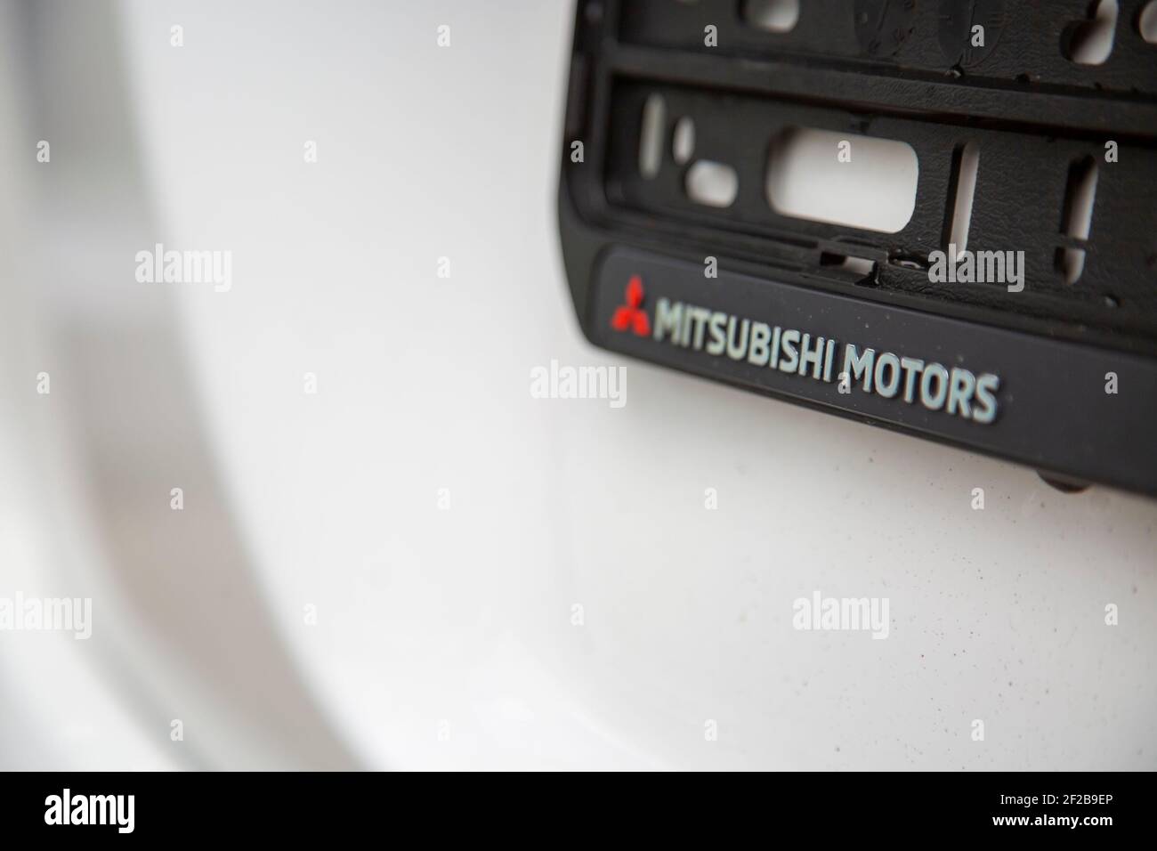 Mosca, Russia: - 30 settembre 2019: Logo Mitsubishi Motors sulla targa telaio su auto bianca primo piano, fuoco selettivo Foto Stock