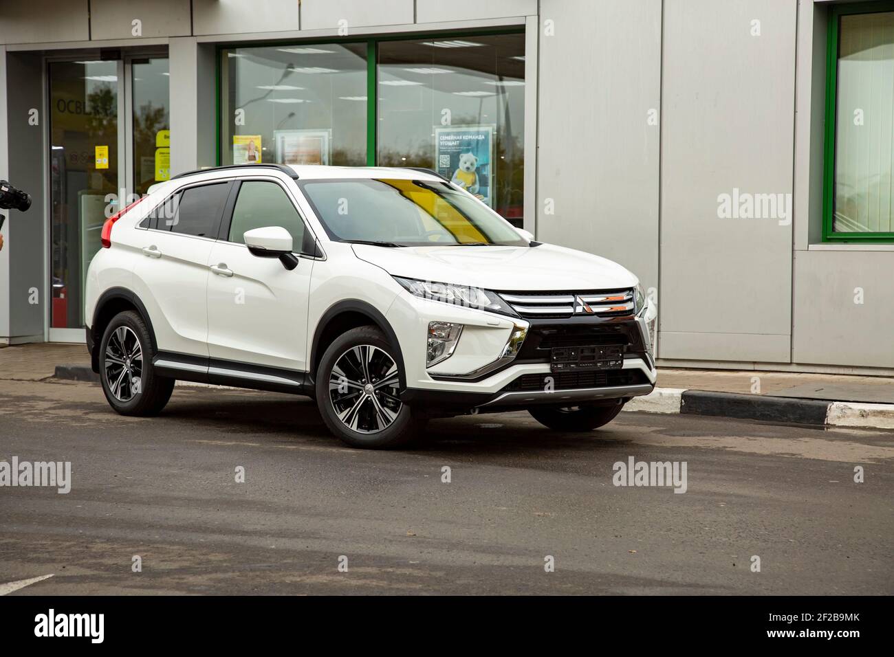 MOSCA, RUSSIA - 30 SETTEMBRE 2019: Esterno della nuova SUV auto Mitsubishi Eclipse Cross. сcrossover sulla strada cittadina Foto Stock