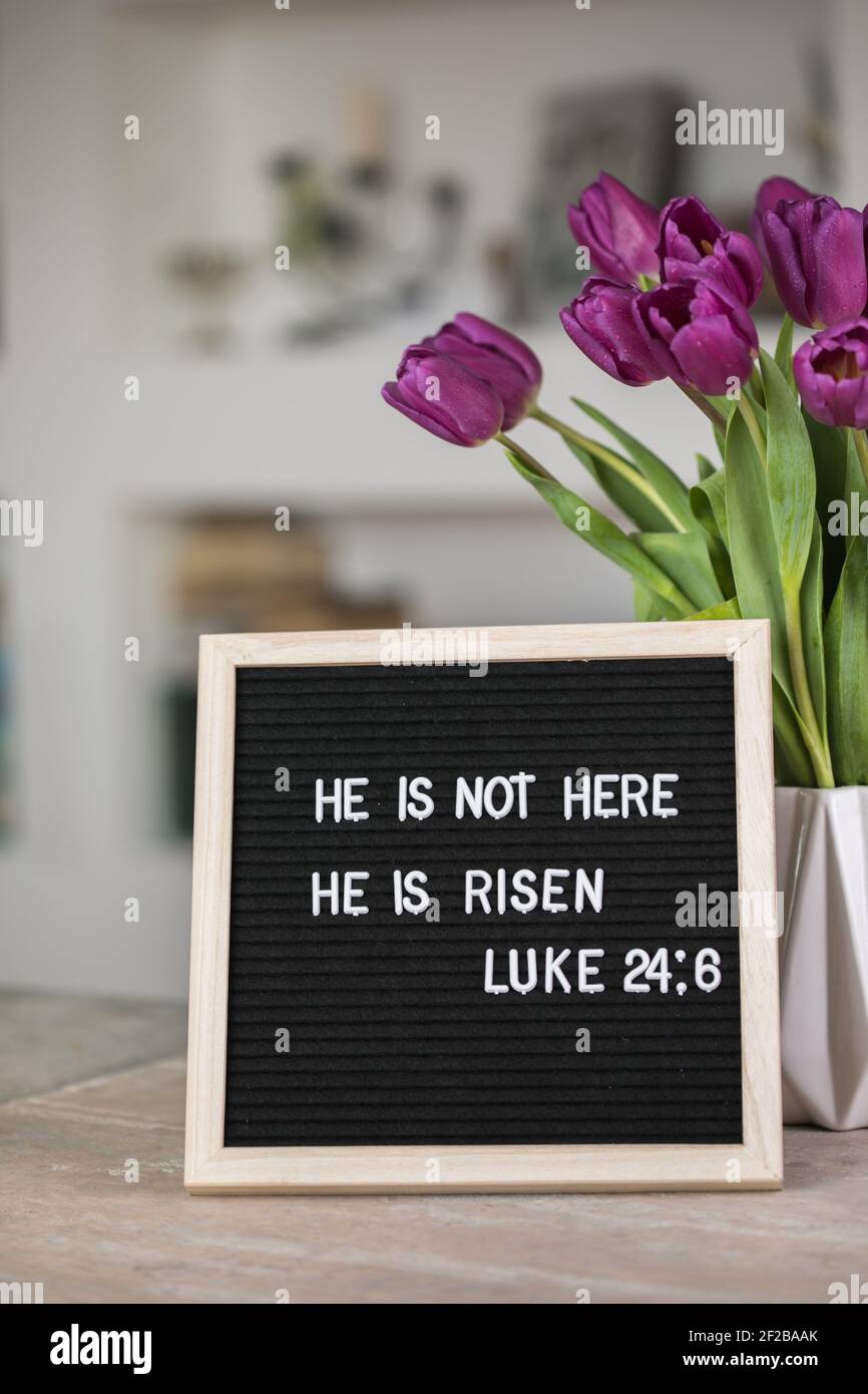Egli ha Risen, Luca 24:6 testo sulla lettera di bordo. Sfondo biblico. Nuovo Testamento. Verso cristiano Foto Stock