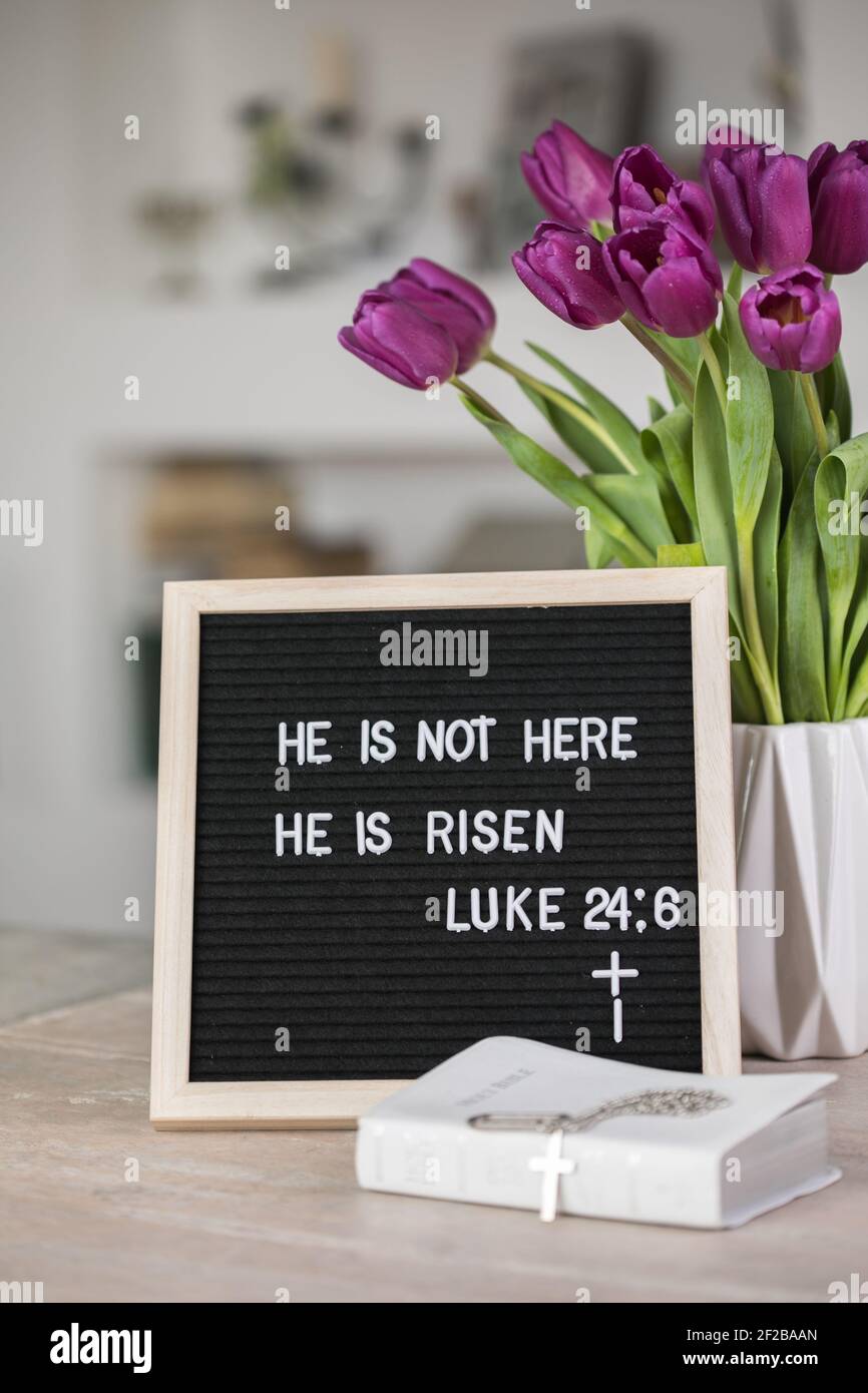 Egli ha Risen, Luca 24:6 testo sulla lettera di bordo. Sfondo biblico. Nuovo Testamento. Verso cristiano Foto Stock