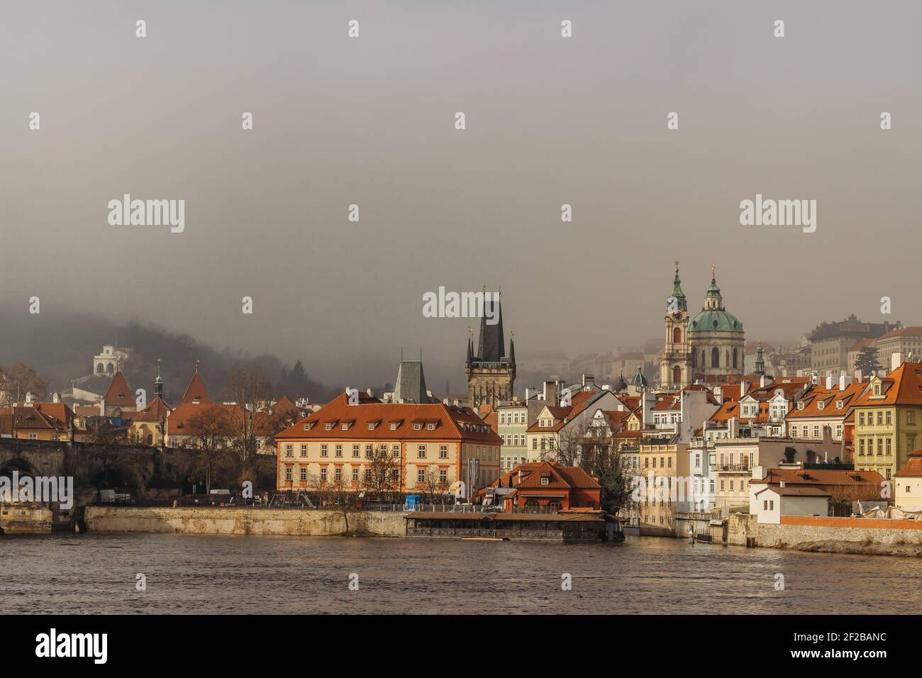 Vista da cartolina di Lesser Town in nebbia da Charles Bridge, ceco republic.Famous tourist destination.Prague panorama.Foggy mattina in city.Amazing Foto Stock