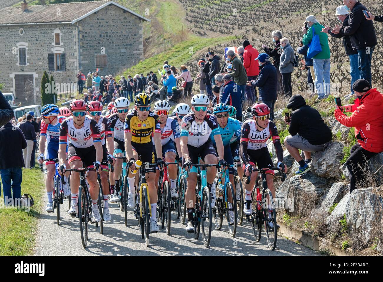 Mont Brouilly (Francia), 10 marzo 2021. Primo passaggio dei piloti sul Mont Brouilly per la quarta tappa della Parigi-Nizza tra Chalon-sur-Saône Foto Stock