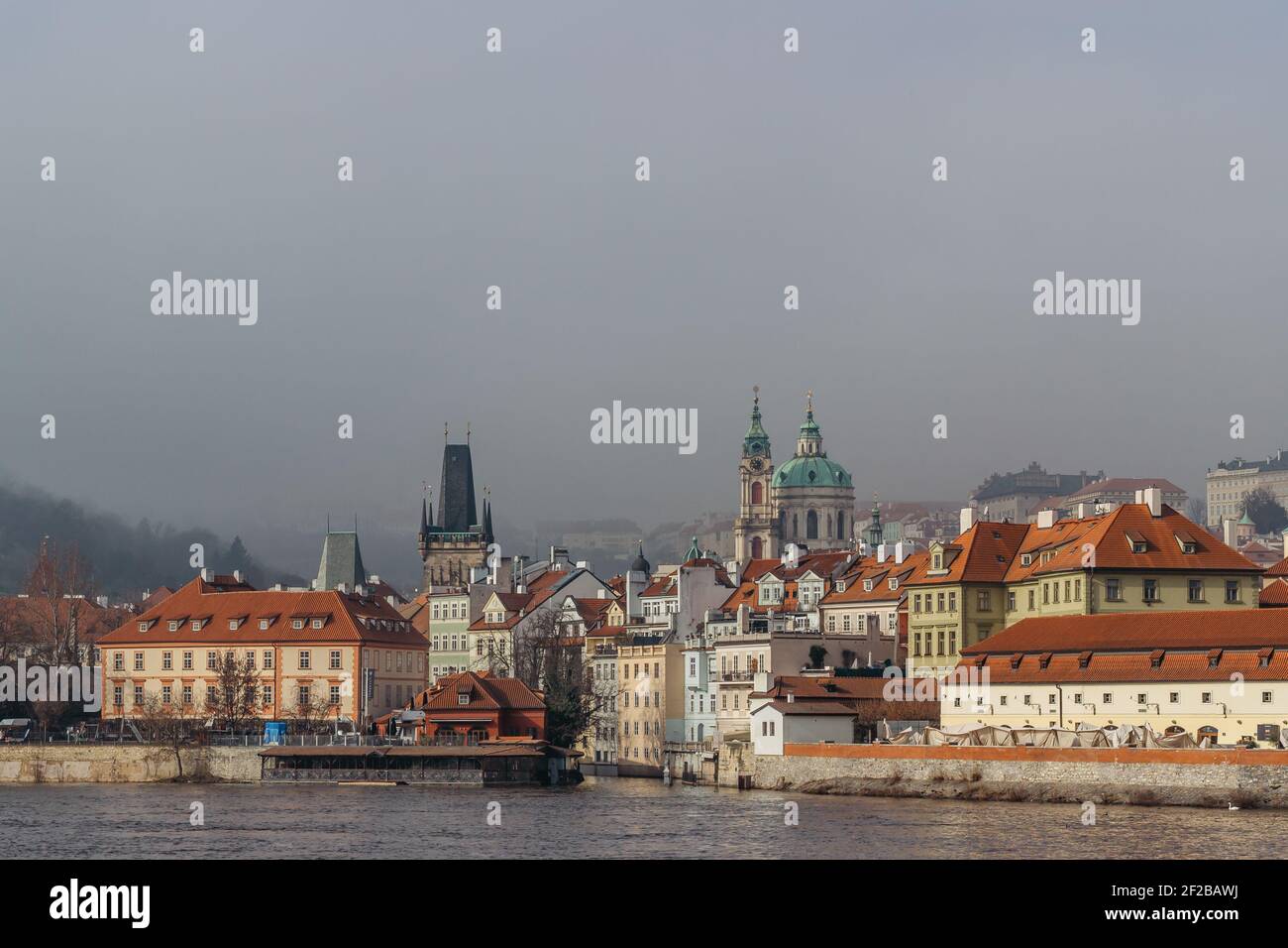 Vista da cartolina di Lesser Town in nebbia da Charles Bridge, ceco republic.Famous tourist destination.Prague panorama.Foggy mattina in city.Amazing Foto Stock