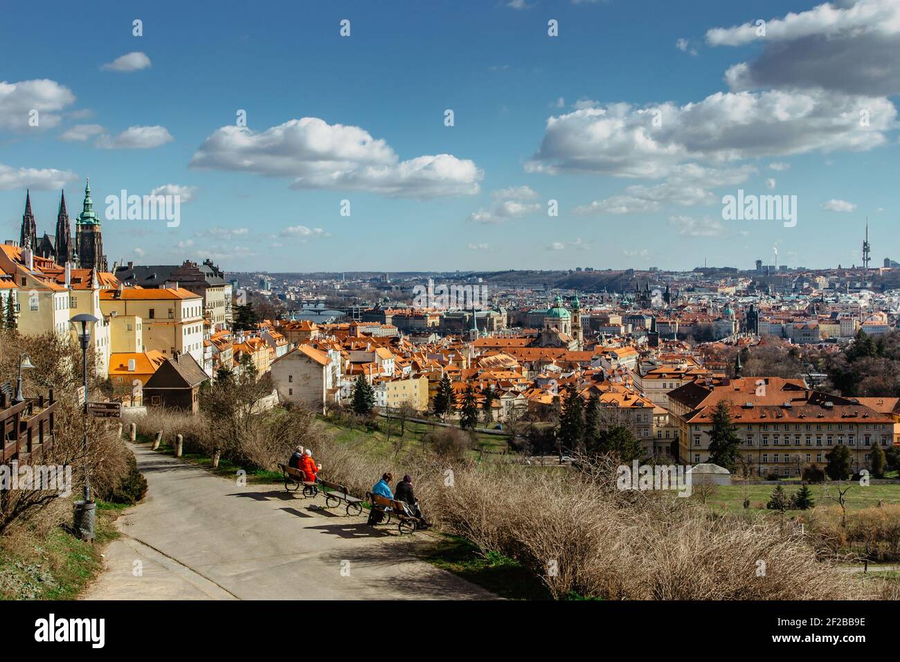 Veduta aerea da cartolina di Praga, Repubblica Ceca. Praga panorama.Beautiful giro turistico sulla soleggiata primavera day.Amazing europeo cityscape.Red tetti, torre della TV Foto Stock