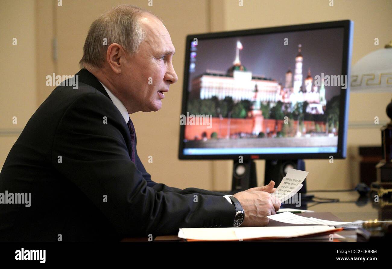 Novo Ogaryovo, Russia. 11 Marzo 2021. Il presidente russo Vladimir Putin ospita una videoconferenza con i leader aziendali e governativi per discutere l’incremento degli investimenti nell’economia dalla sua residenza ufficiale a Novo-Ogaryovo il 11 marzo 2021 fuori Mosca, Russia. Credit: Planetpix/Alamy Live News Foto Stock