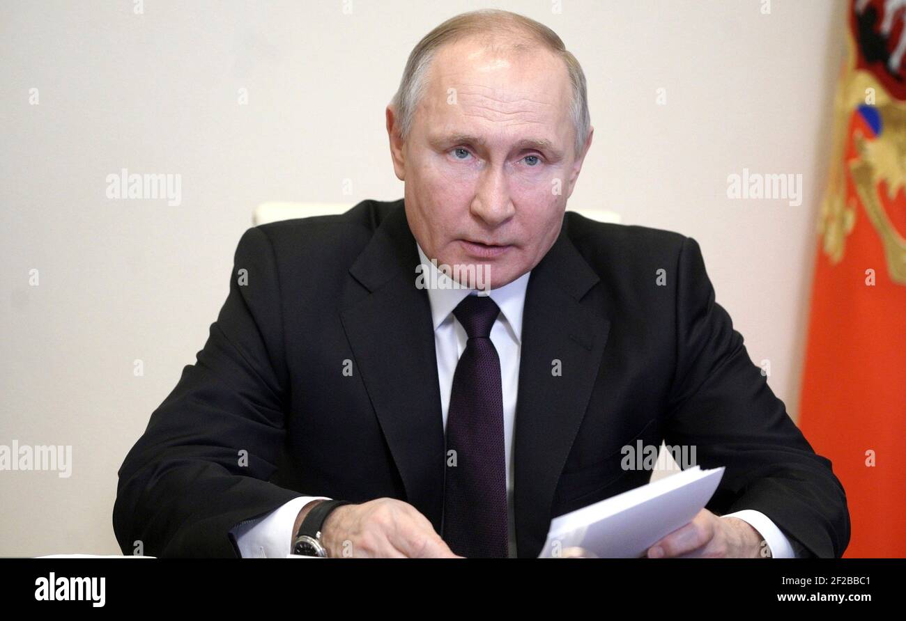 Novo Ogaryovo, Russia. 11 Marzo 2021. Il presidente russo Vladimir Putin ospita una videoconferenza con i leader aziendali e governativi per discutere l’incremento degli investimenti nell’economia dalla sua residenza ufficiale a Novo-Ogaryovo il 11 marzo 2021 fuori Mosca, Russia. Credit: Planetpix/Alamy Live News Foto Stock