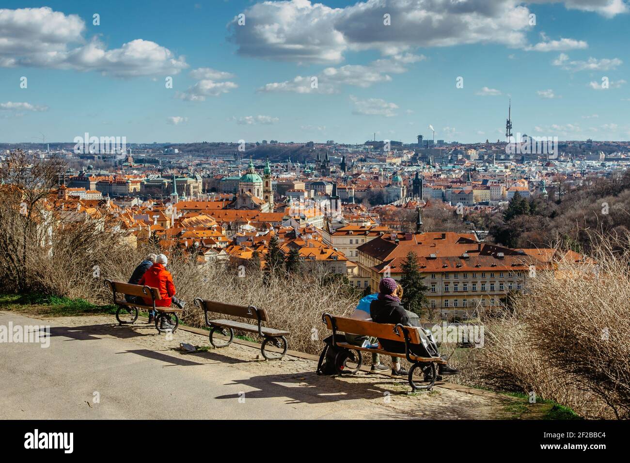 Persone che si siedono godendo la vista di Praga, Repubblica Ceca. Praga panorama.Beautiful giro turistico sulla soleggiata primavera day.Amazing europeo cityscape.Red tetti, Foto Stock