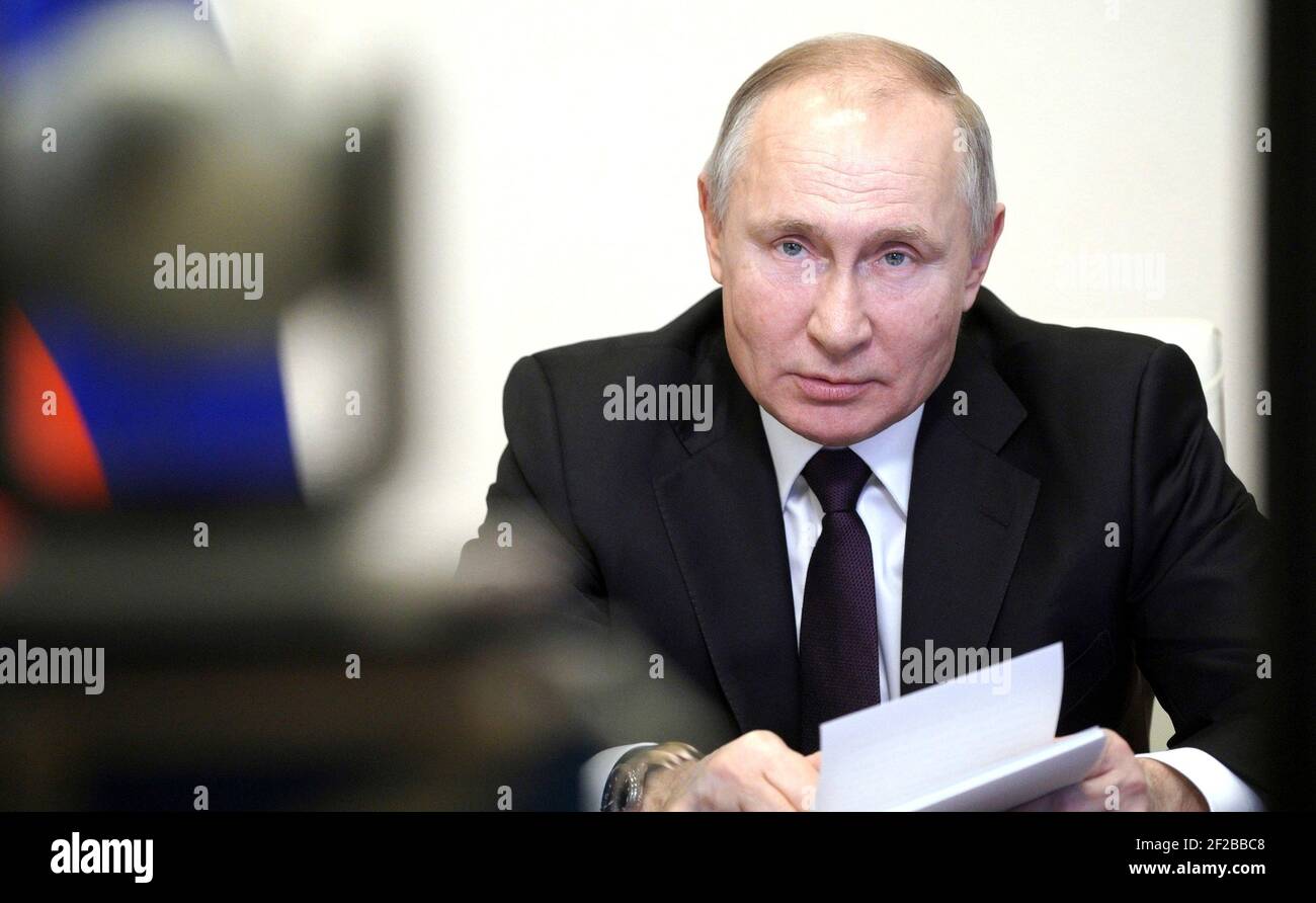 Novo Ogaryovo, Russia. 11 Marzo 2021. Il presidente russo Vladimir Putin ospita una videoconferenza con i leader aziendali e governativi per discutere l’incremento degli investimenti nell’economia dalla sua residenza ufficiale a Novo-Ogaryovo il 11 marzo 2021 fuori Mosca, Russia. Credit: Planetpix/Alamy Live News Foto Stock