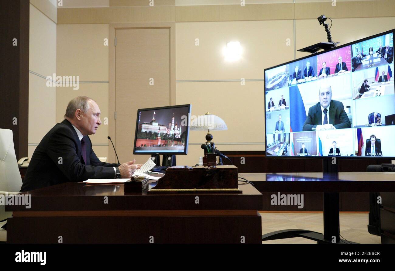 Novo Ogaryovo, Russia. 11 Marzo 2021. Il presidente russo Vladimir Putin ospita una videoconferenza con i leader aziendali e governativi per discutere l’incremento degli investimenti nell’economia dalla sua residenza ufficiale a Novo-Ogaryovo il 11 marzo 2021 fuori Mosca, Russia. Credit: Planetpix/Alamy Live News Foto Stock