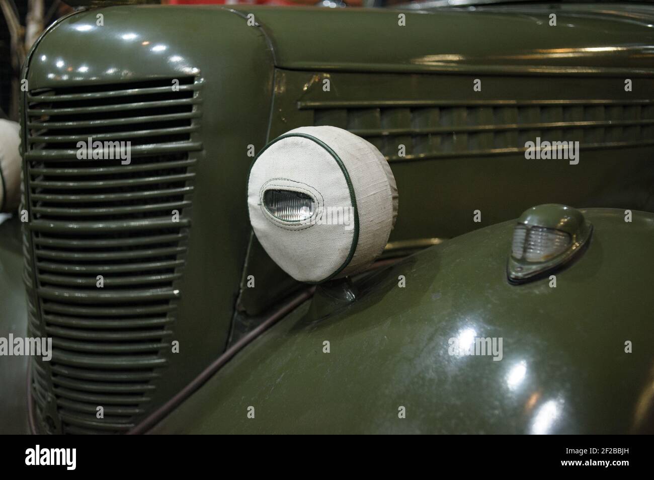 Parte anteriore di una vecchia auto militare da vicino la vista sui fari Foto Stock