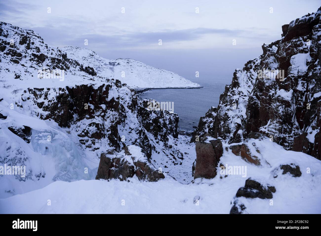 Costa rocciosa ghiacciata in inverno, Murmansk, Russia Foto Stock