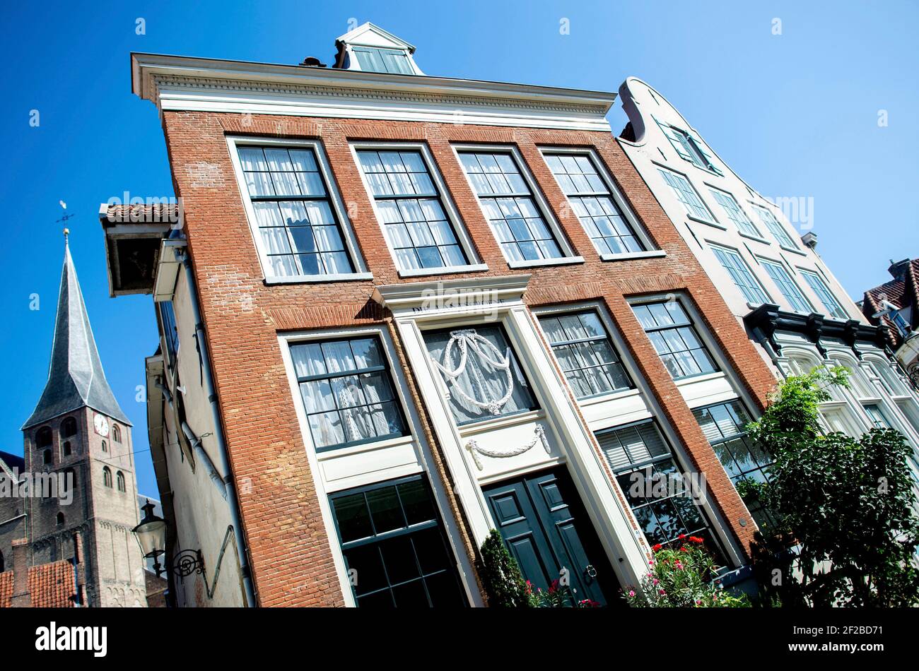 Deventer, Niederlande. 21 Settembre 2020. Case storiche residenziali vicino a una vecchia chiesa nel centro di Deventer (Paesi Bassi), 21 settembre 2020. Credit: dpa/Alamy Live News Foto Stock