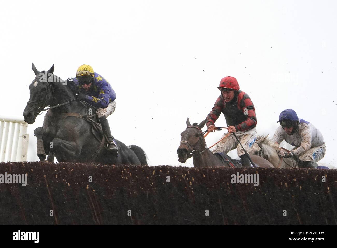 Minella Whisper guidato da jockey Daniel Hiskett chiaro l'ultimo a vincere il seguito MansionBet questo Cheltmas Novices 'handicap Chase all'ippodromo di Wincanton. Data immagine: Giovedì 11 marzo 2021. Foto Stock