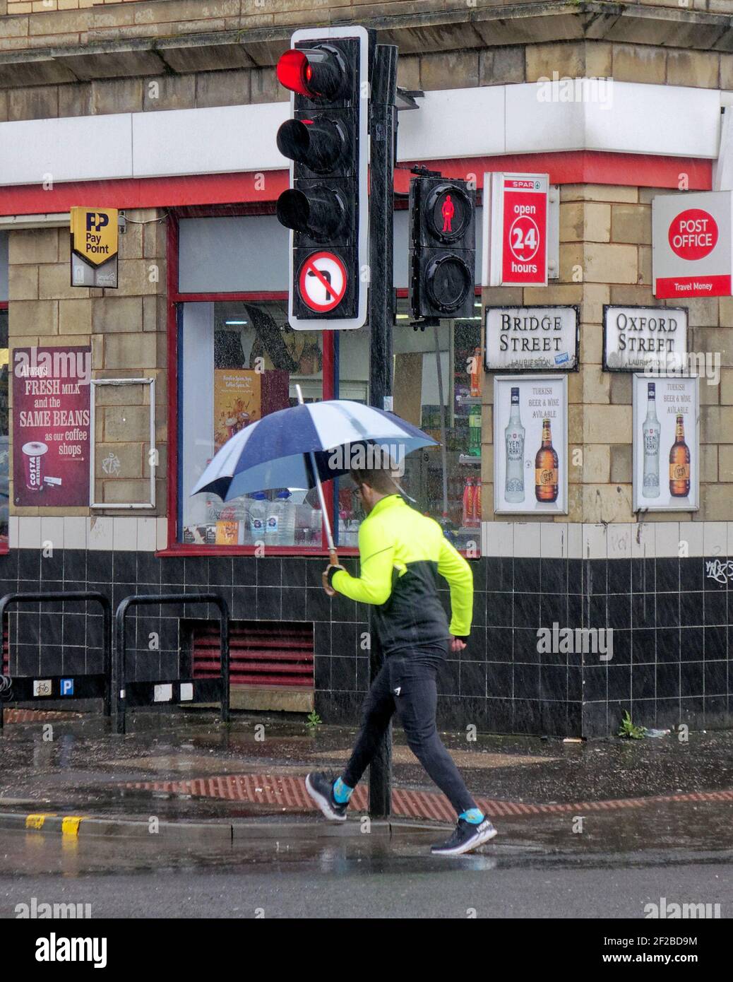 Glasgow, Scozia, Regno Unito. 11 Marzo 2021. Regno Unito Meteo: Pioggia e forti venti con più a venire. Credit: Gerard Ferry/Alamy Live News Foto Stock
